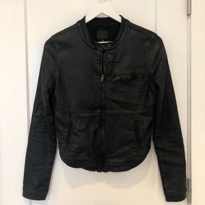 Soft black cropped jean jacket. Size Medium